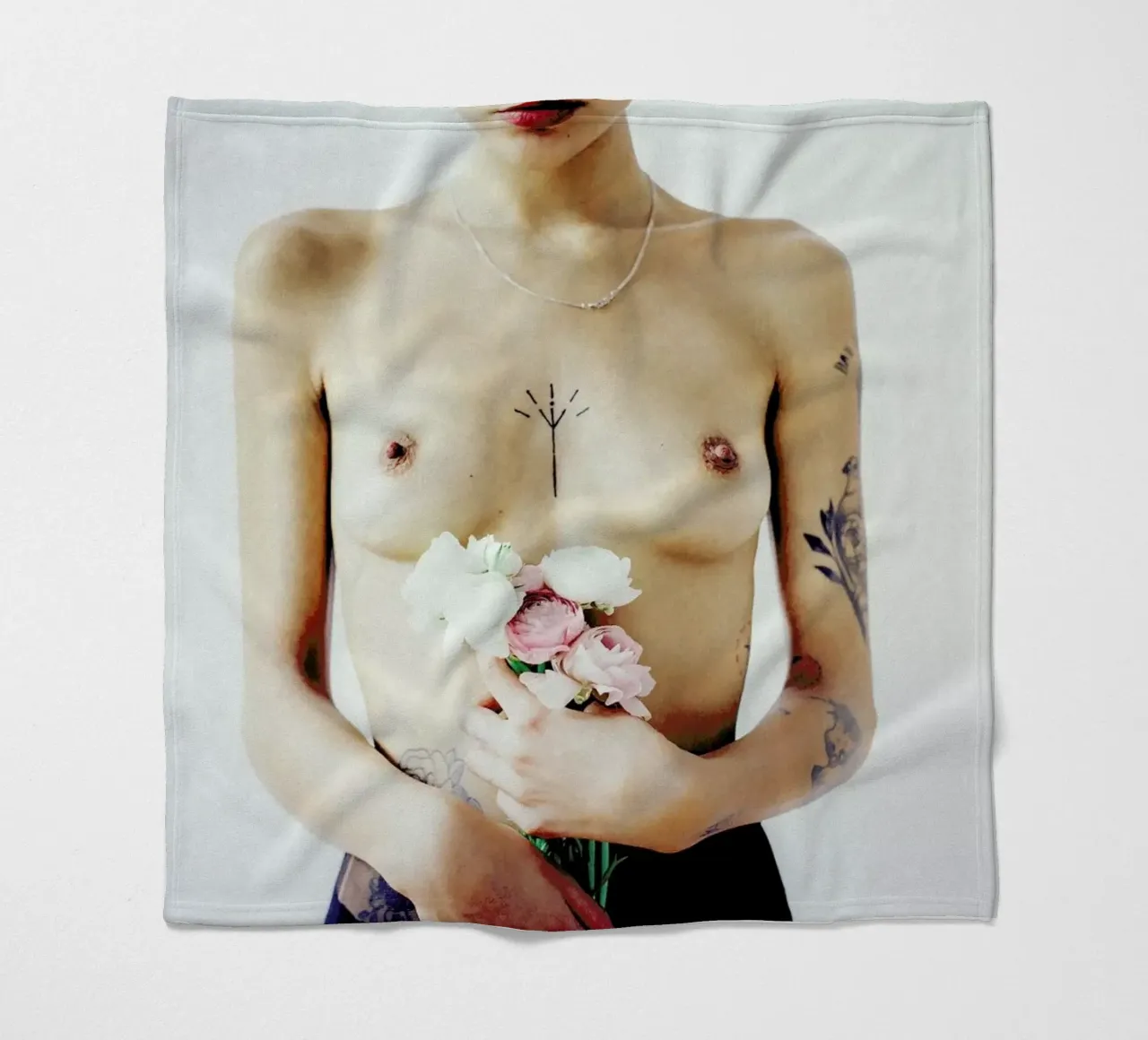 Flowers And Tights 2 coperta in pile da Chris Abatzis