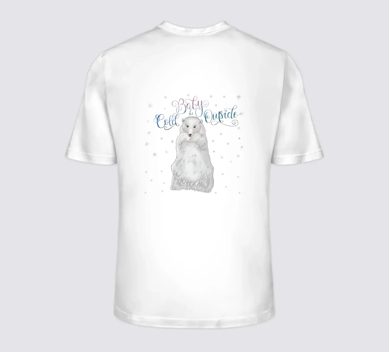 Piccolo, fuori fa freddo. Simpatico orso polare in piedi nella neve. t-shirt da CalliLetters
