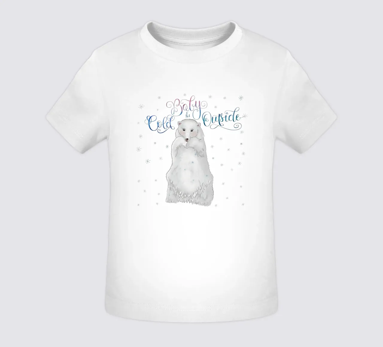 Piccolo, fuori fa freddo. Simpatico orso polare in piedi nella neve. maglietta neonato da CalliLetters