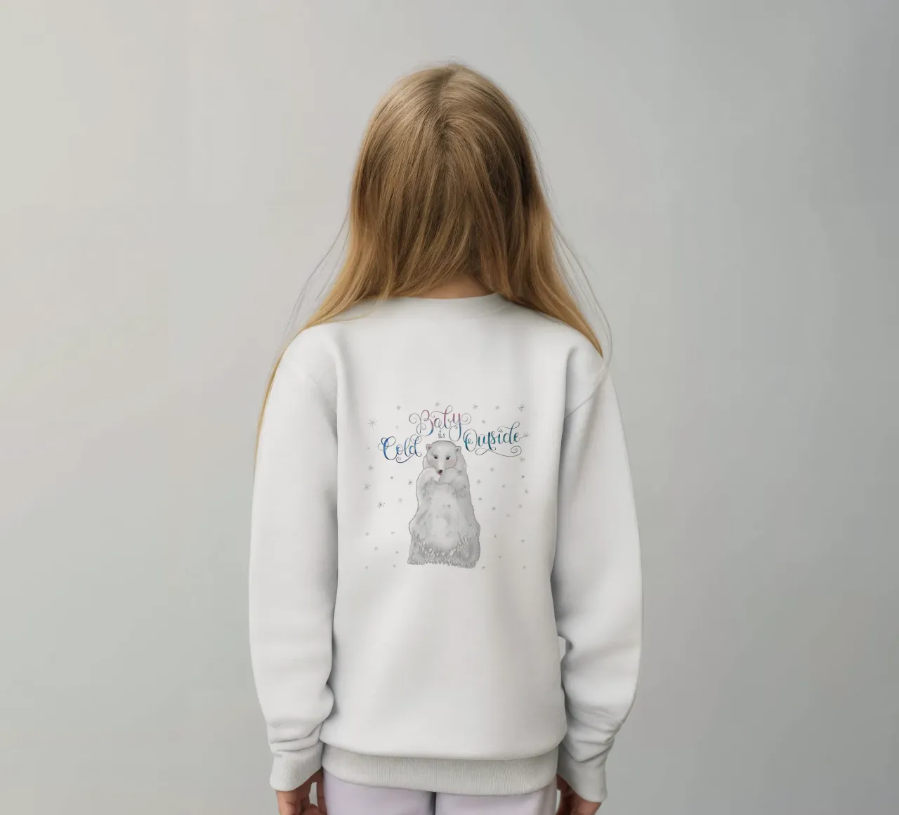 Piccolo, fuori fa freddo. Simpatico orso polare in piedi nella neve. felpa bambino da CalliLetters