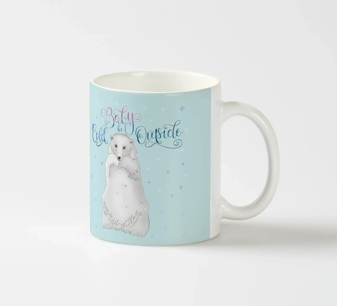 Piccolo, fuori fa freddo. Simpatico orso polare in piedi nella neve. tazza in ceramica da CalliLetters