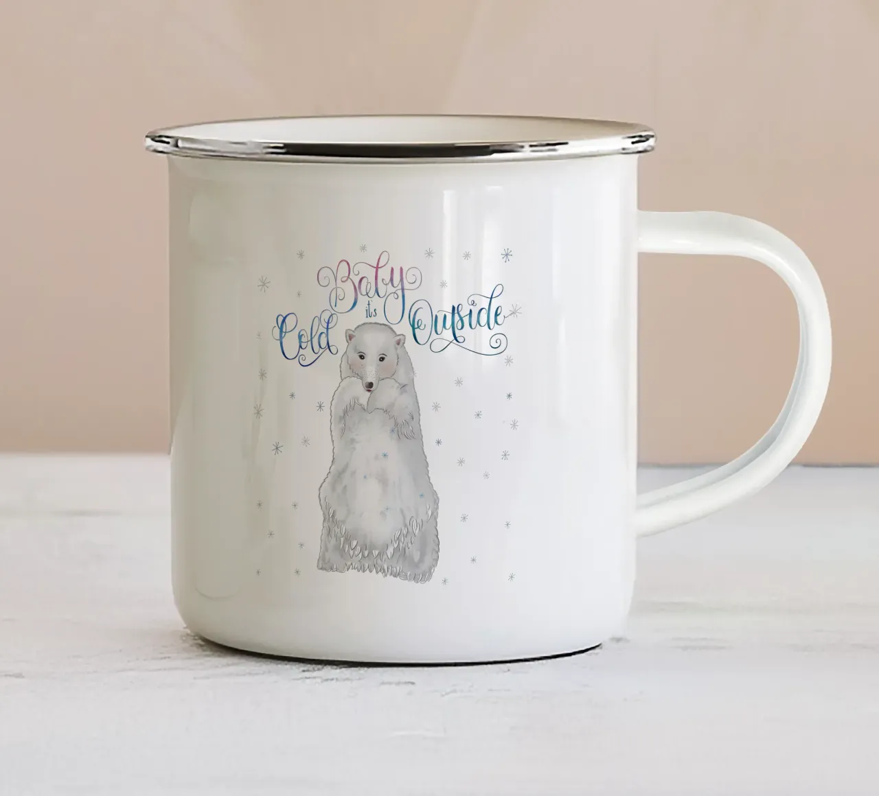 Piccolo, fuori fa freddo. Simpatico orso polare in piedi nella neve. tazza in smalto da CalliLetters