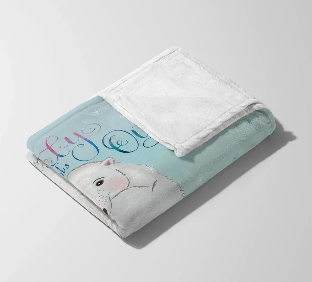 Piccolo, fuori fa freddo. Simpatico orso polare in piedi nella neve. coperta in pile da CalliLetters