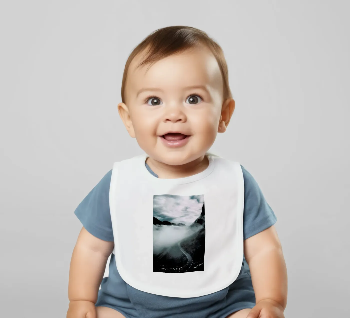 Misty Roads bavaglino da Chris Abatzis