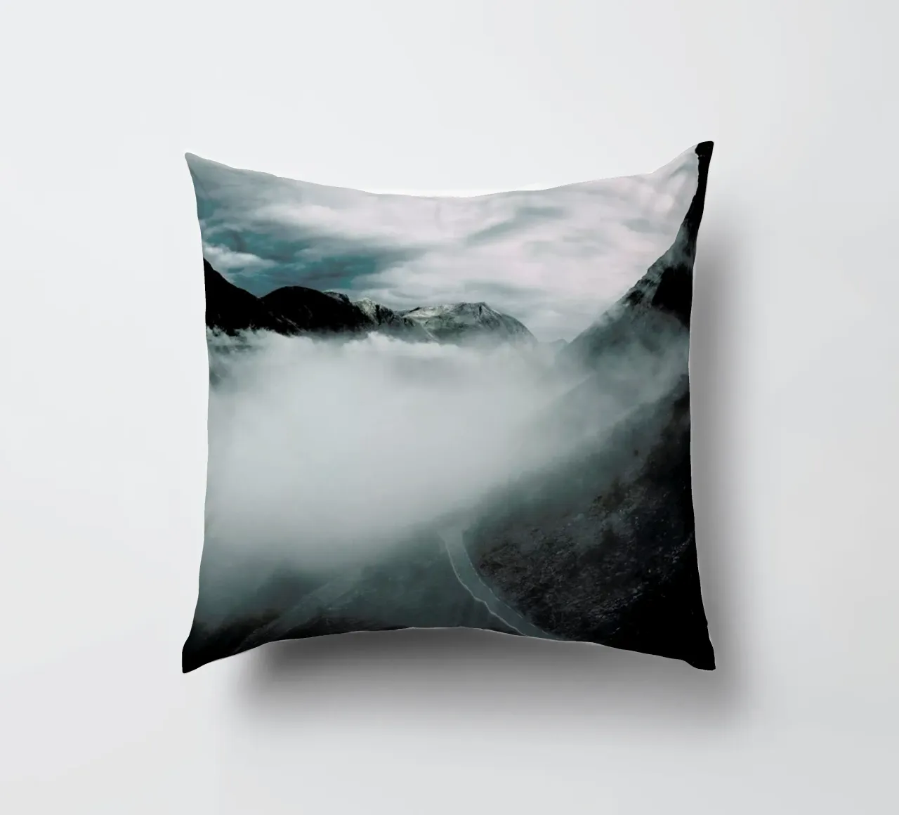 Misty Roads cuscino da Chris Abatzis