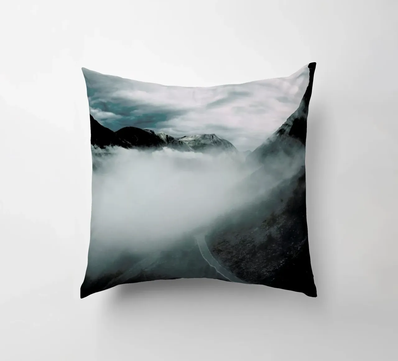 Misty Roads cuscino da Chris Abatzis