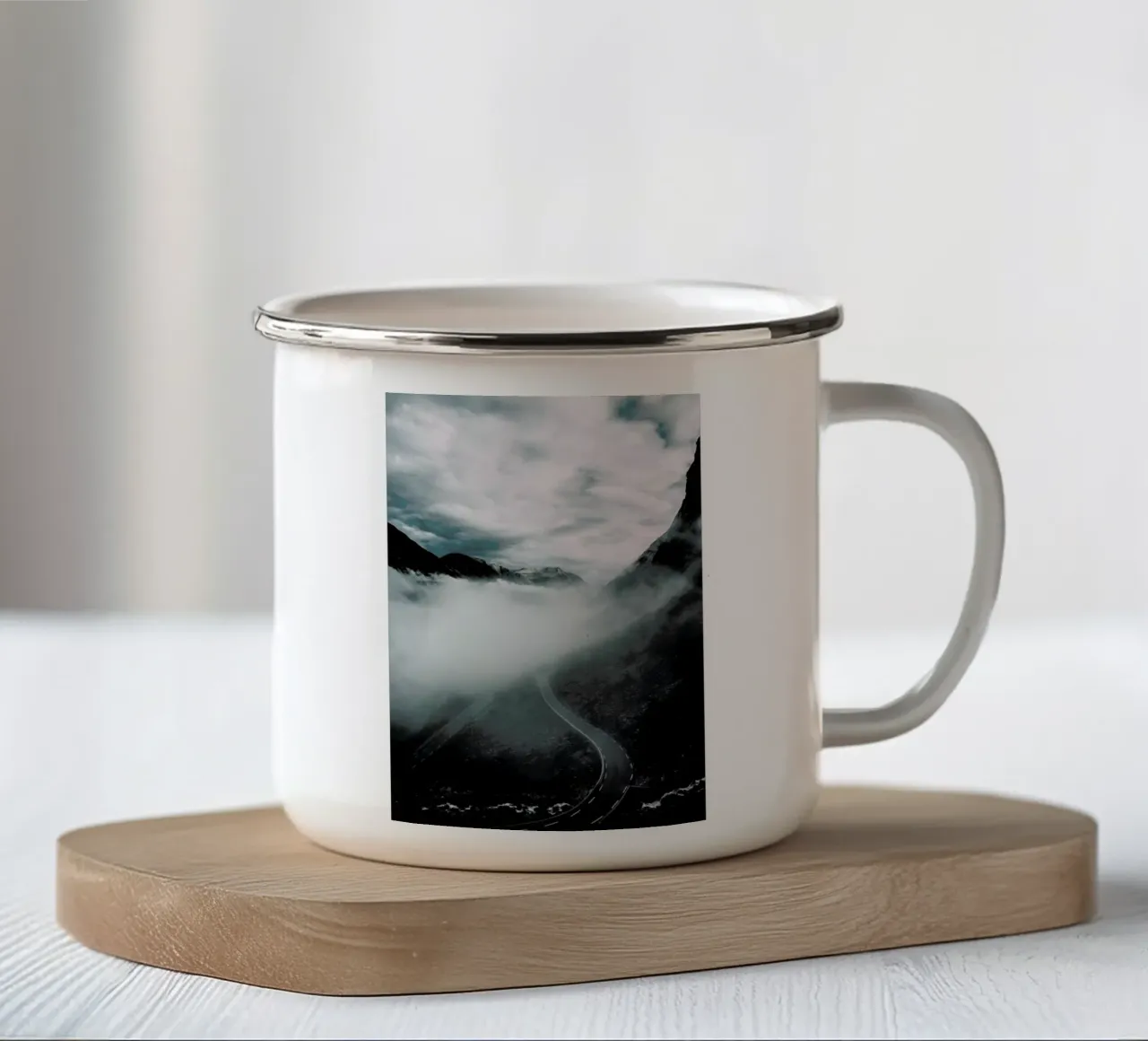 Misty Roads tazza in smalto da Chris Abatzis