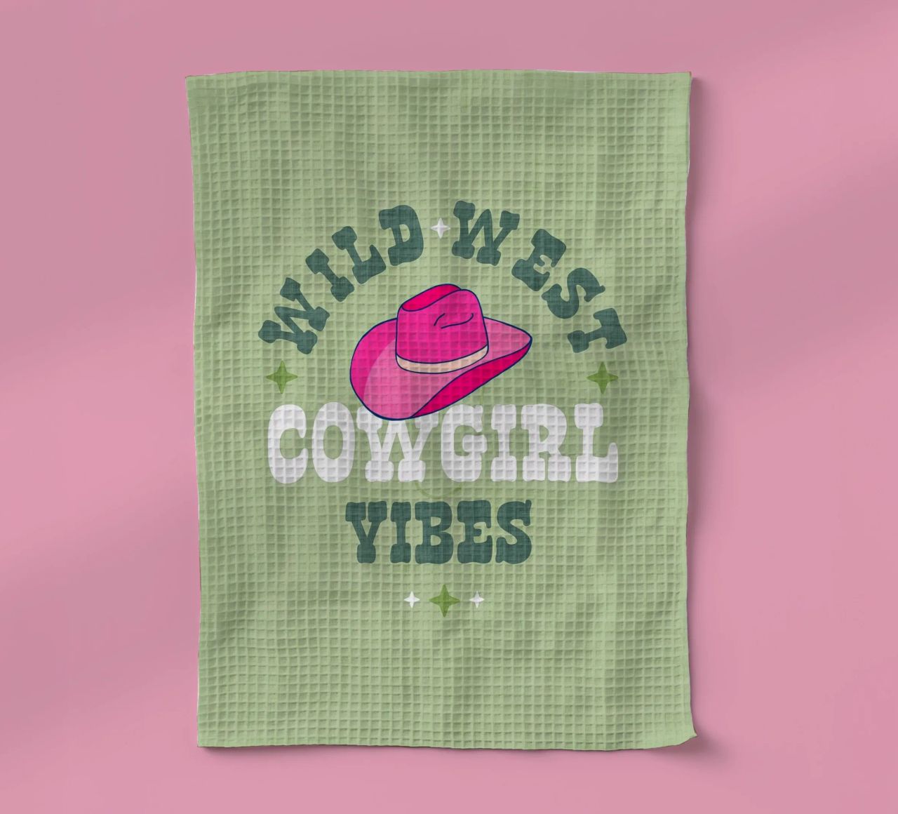 Typographie Wild West Cowgirl Vibes sur fond vert pastel torchon de Dominique Vari Words