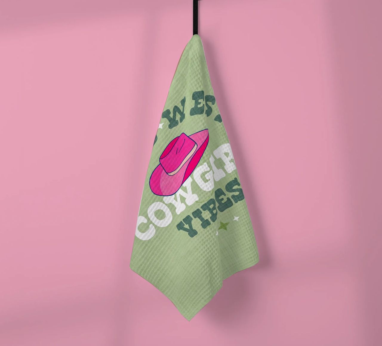 Typographie Wild West Cowgirl Vibes sur fond vert pastel torchon de Dominique Vari Words