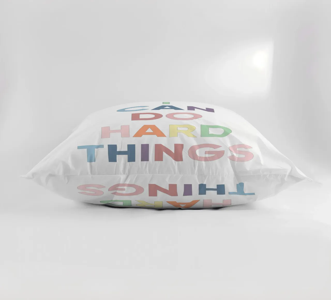 Je peux faire des choses difficiles, Affirmation Rainbow Print coussin de Little Lola