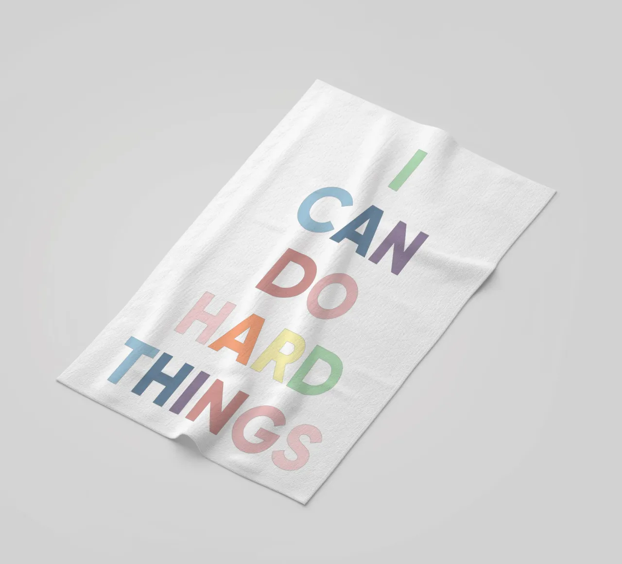 Je peux faire des choses difficiles, Affirmation Rainbow Print serviette de plage de Little Lola