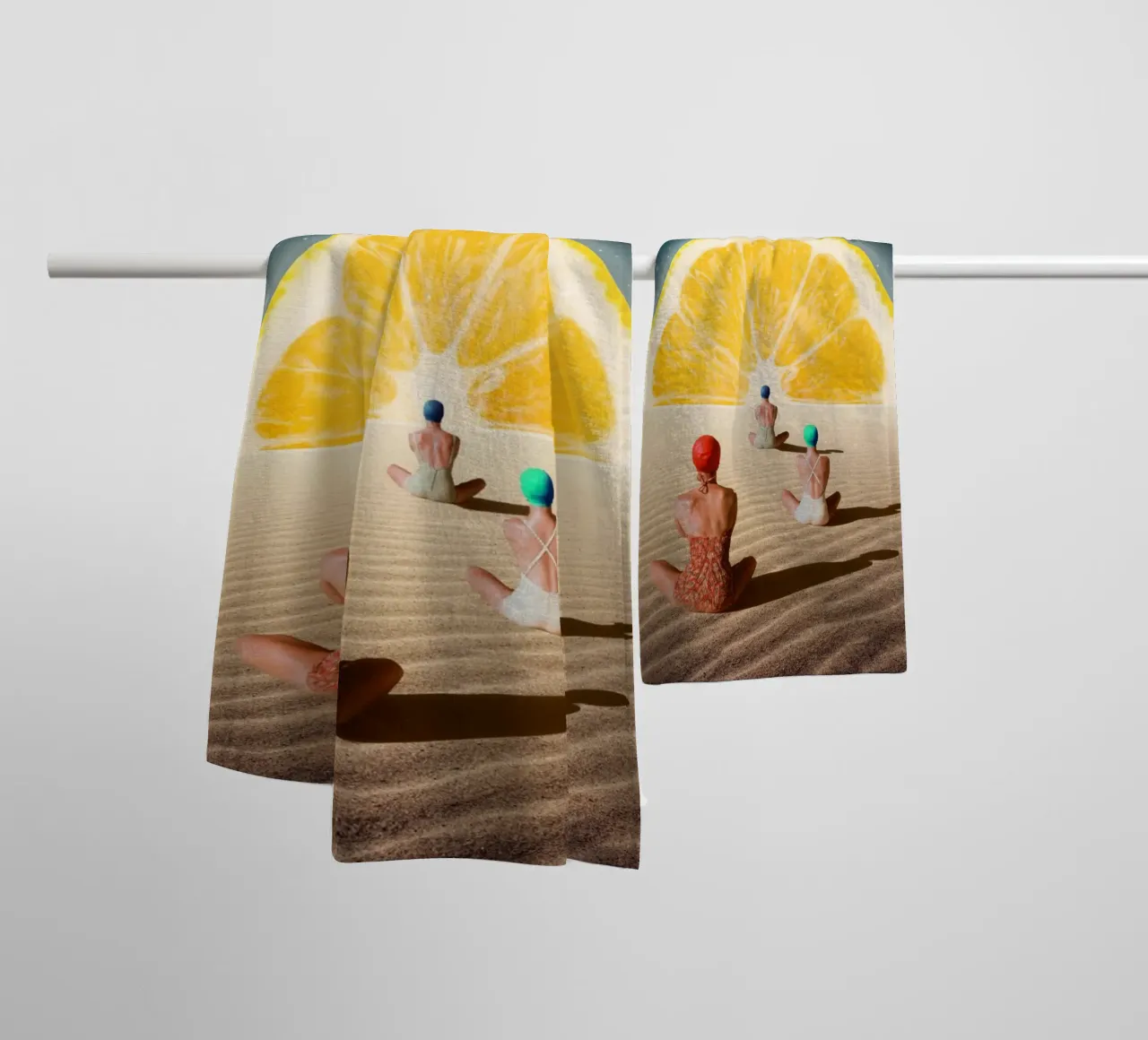 Méditation au clair de lune dans le désert serviette de bain de Urban Art Draw