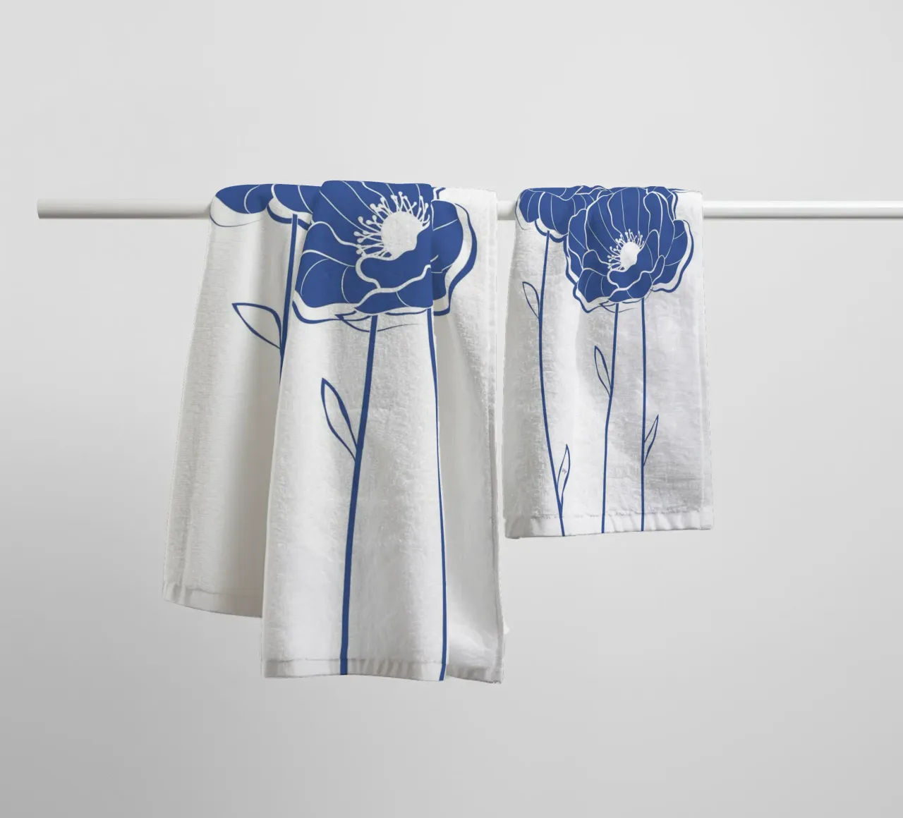 Blauer Mohn Blumen Handtuch von Martina