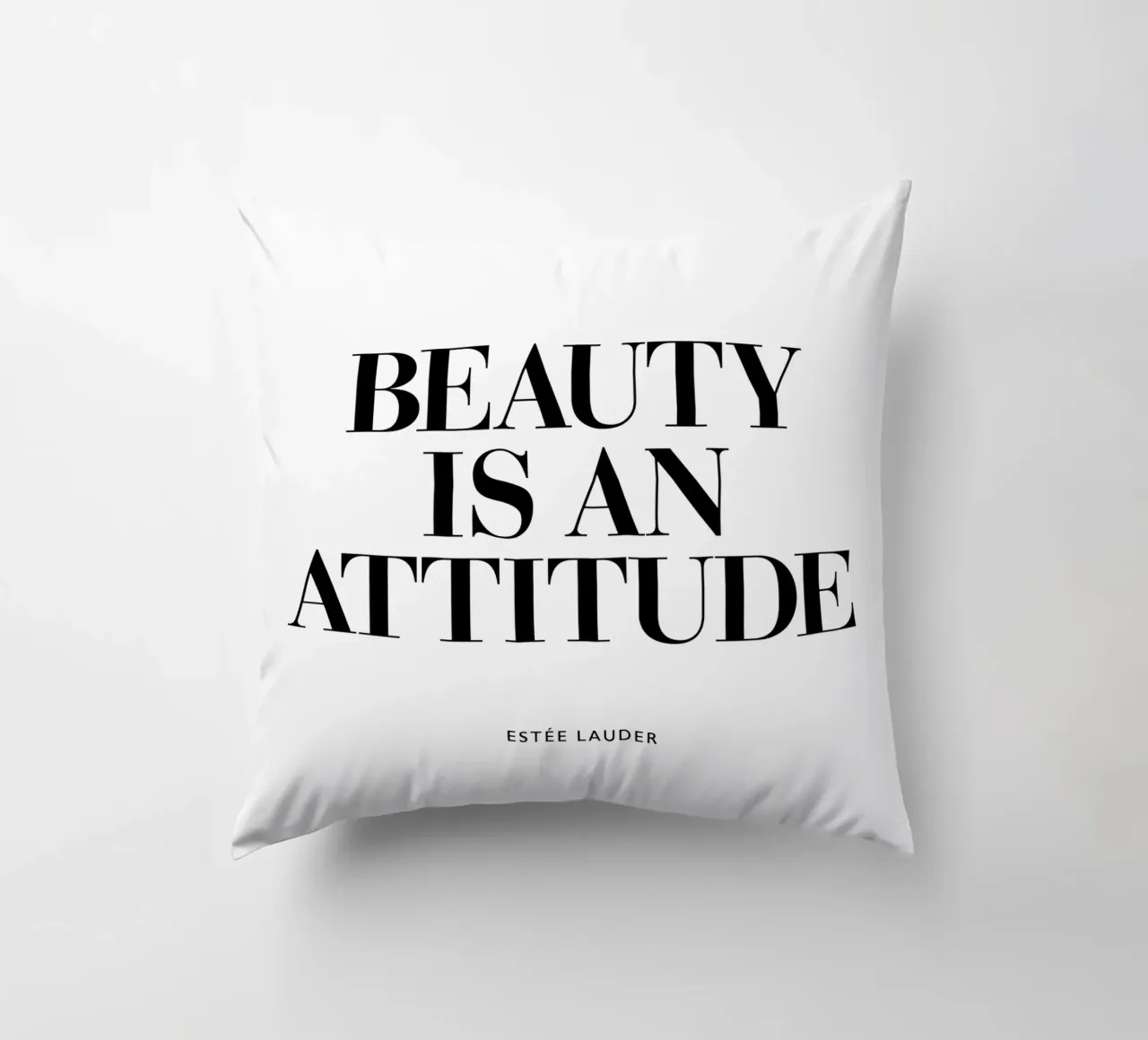 La bellezza è un atteggiamento cuscino da THE MOTIVATED TYPE