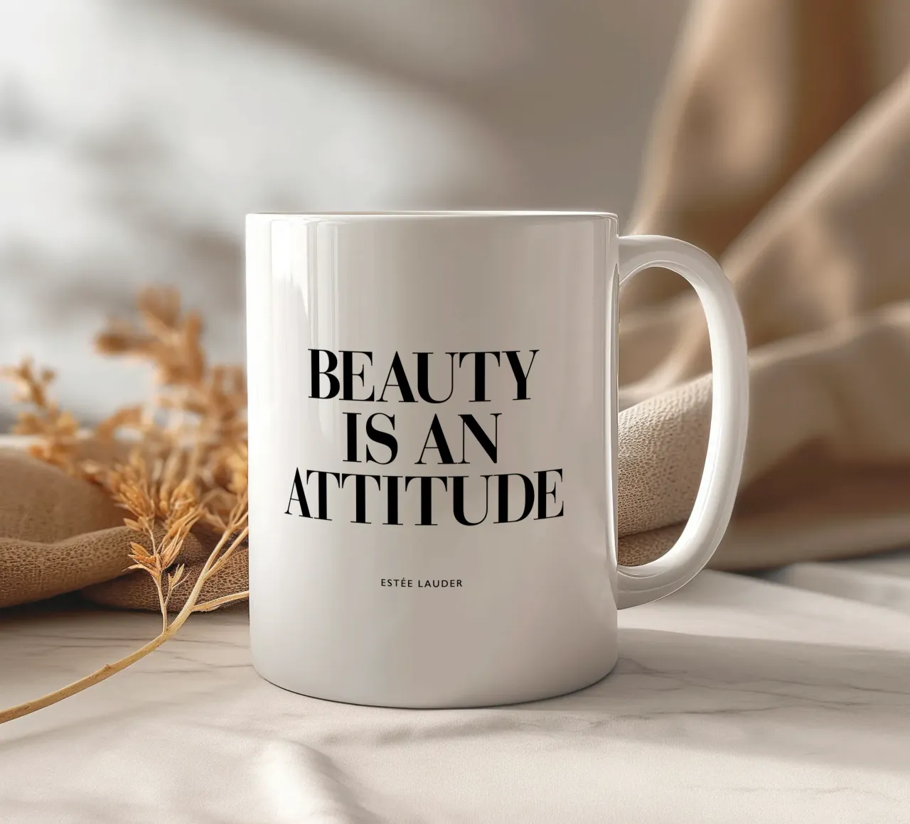 La bellezza è un atteggiamento tazza in ceramica da THE MOTIVATED TYPE