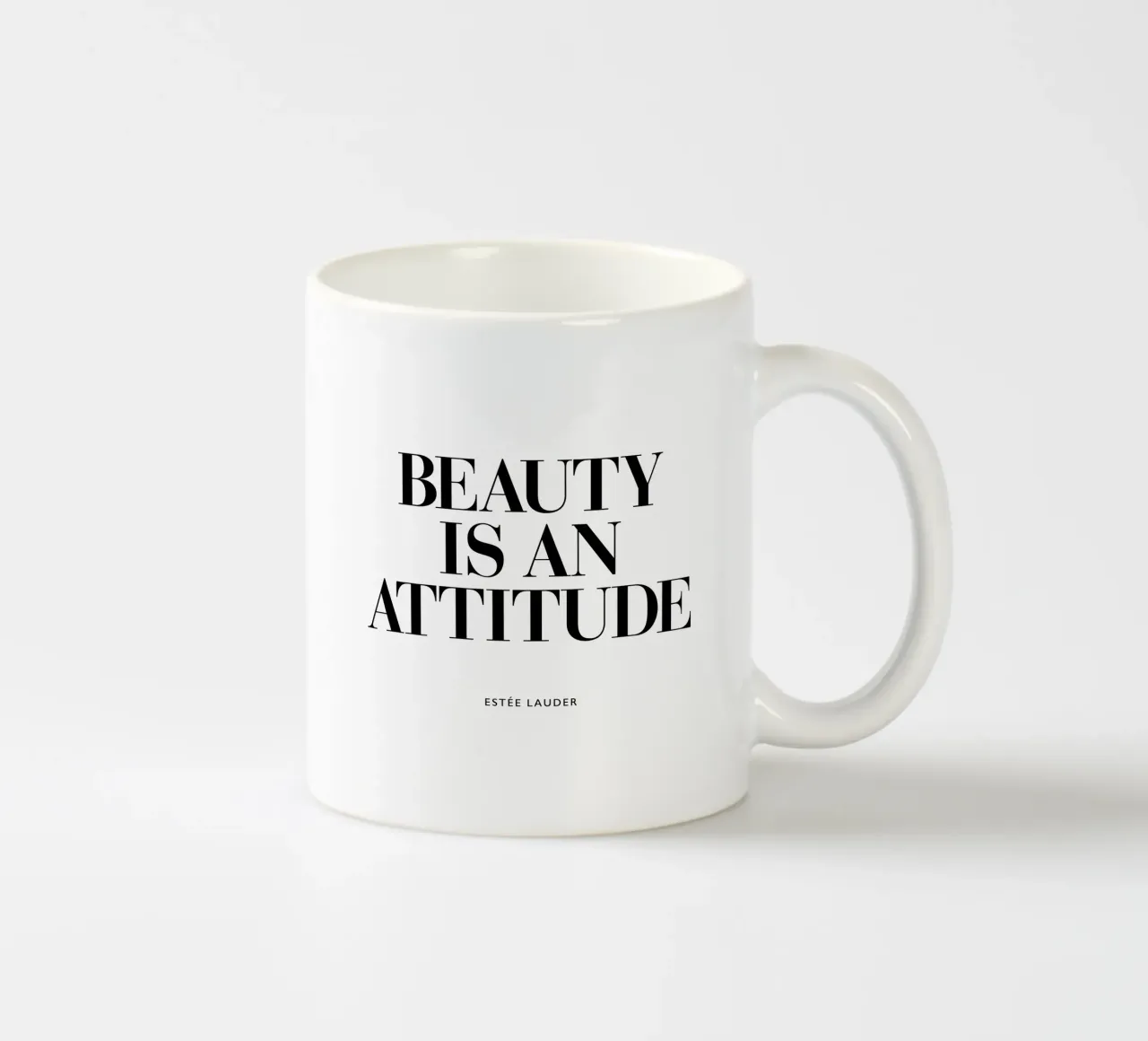 La bellezza è un atteggiamento tazza in ceramica da THE MOTIVATED TYPE