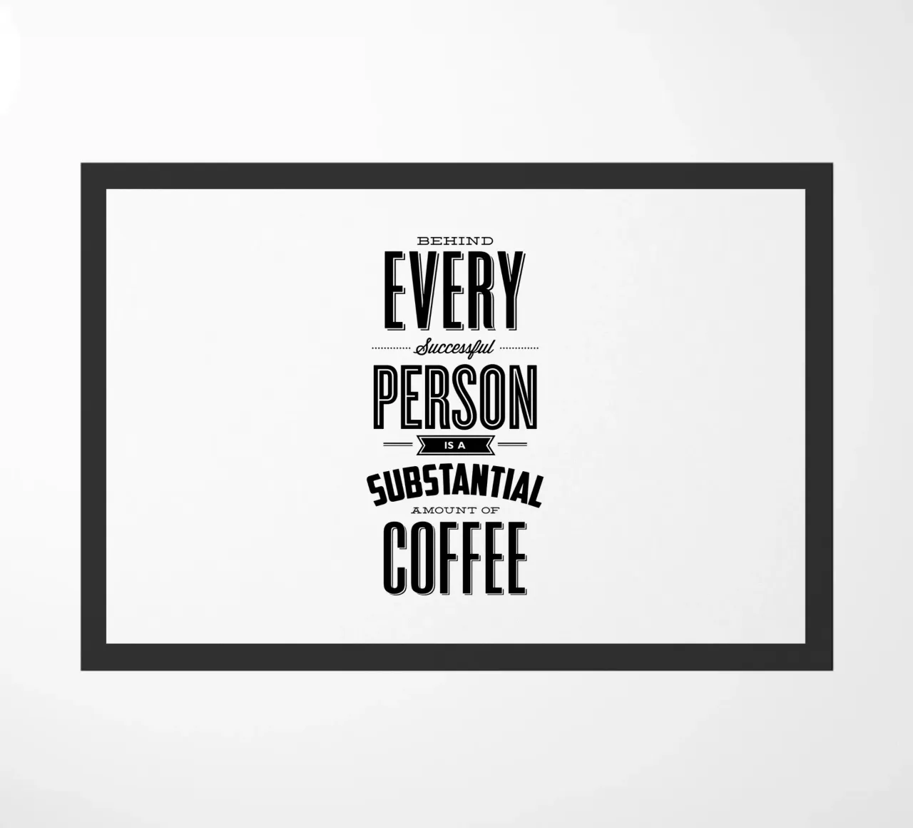 Dietro ogni persona di successo c'è un caffè Typografie Design zerbino da THE MOTIVATED TYPE
