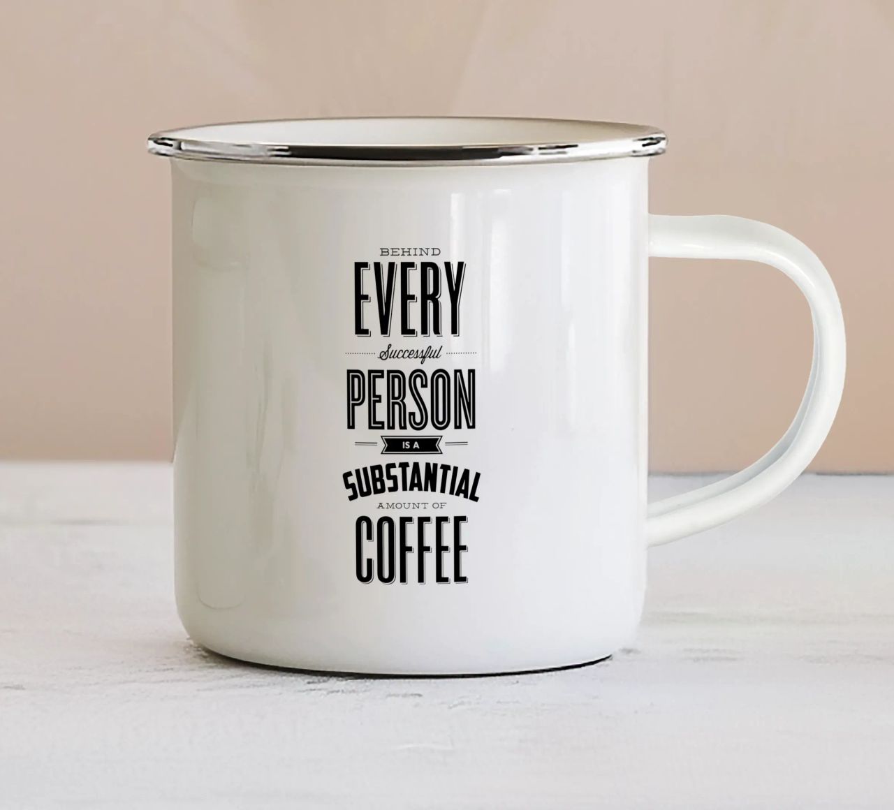 Hinter jedem erfolgreichen Menschen steht Kaffee Typografie Design Emaille Tasse von THE MOTIVATED TYPE