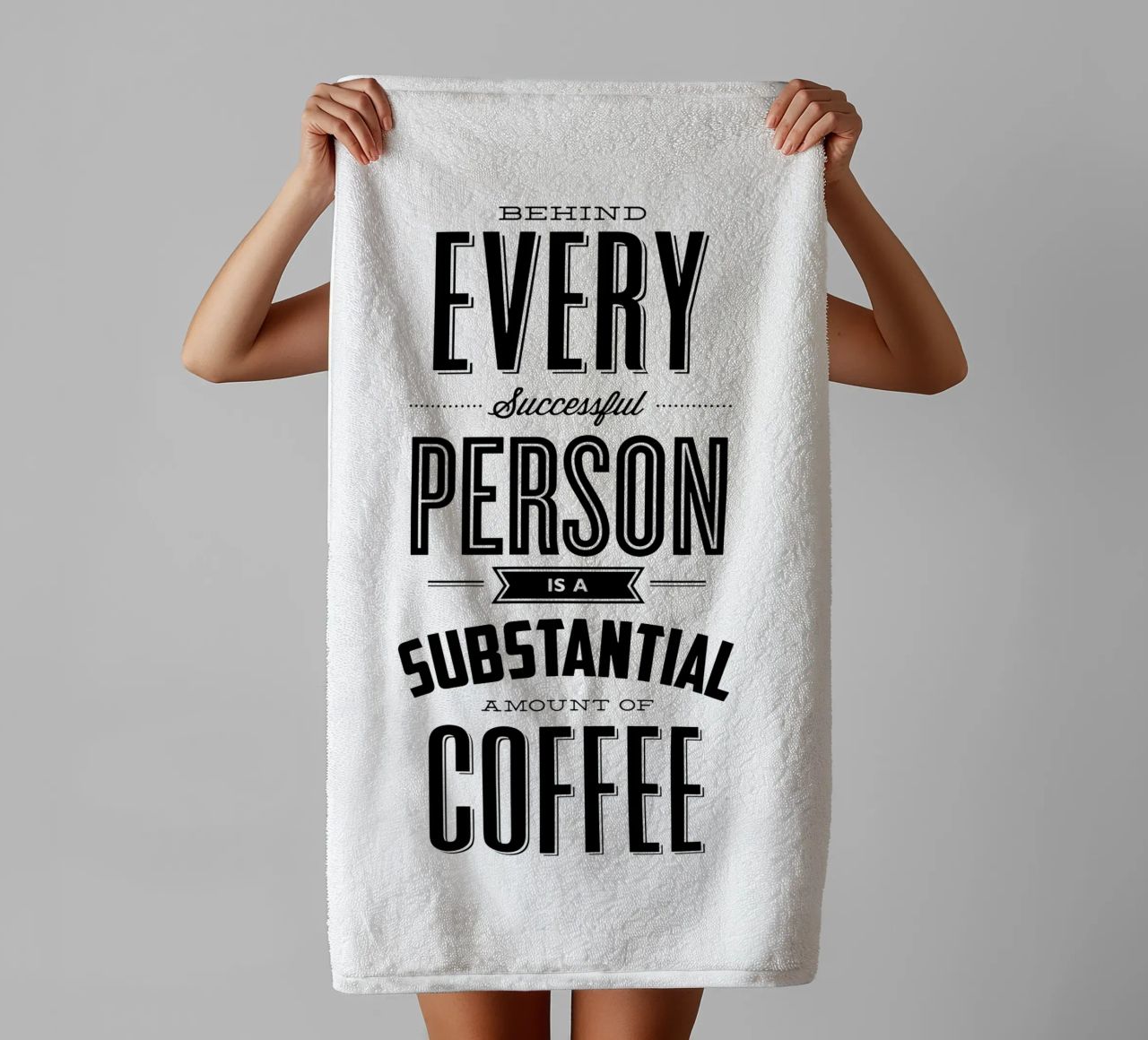 Hinter jedem erfolgreichen Menschen steht Kaffee Typografie Design Handtuch von THE MOTIVATED TYPE