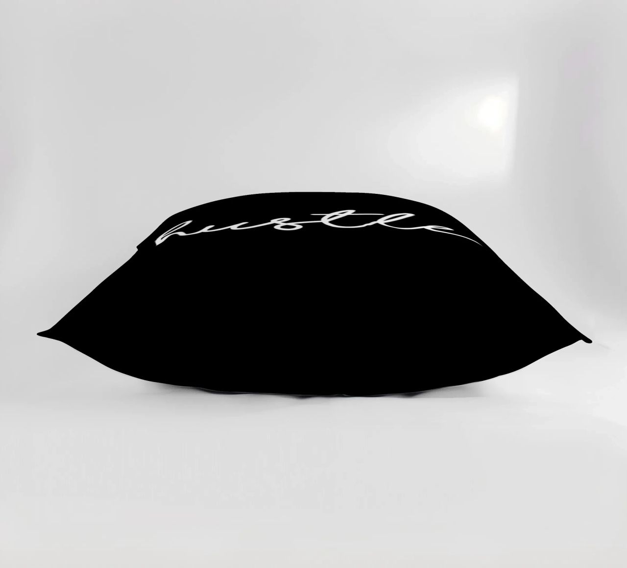 Design tipografico Hustle in bianco e nero monocromatico cuscino da THE MOTIVATED TYPE