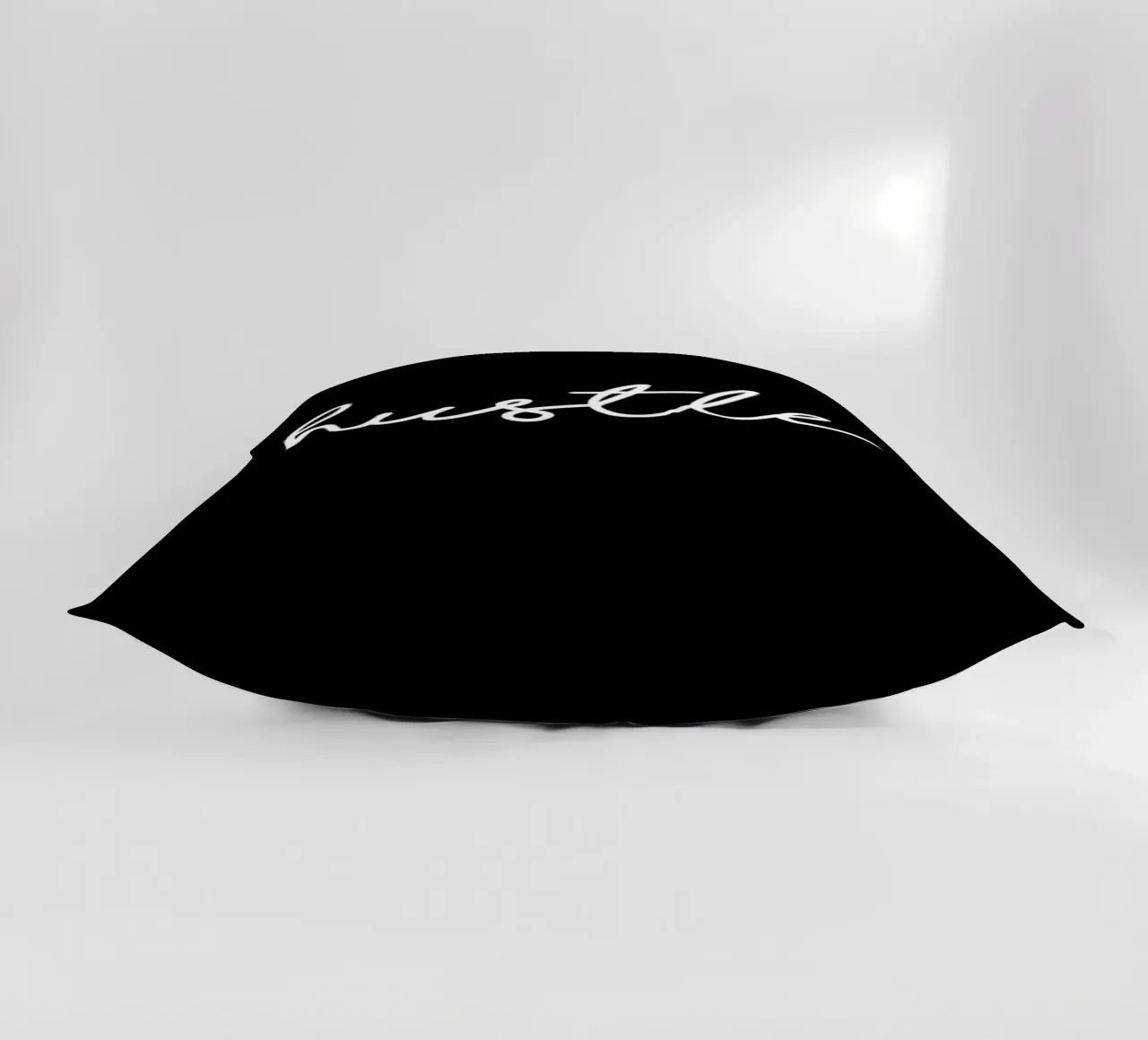Hustle typografie ontwerp in zwart-wit monochroom kussen van THE MOTIVATED TYPE