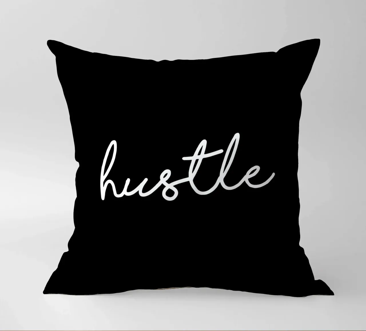 Hustle typografie ontwerp in zwart-wit monochroom kussen van THE MOTIVATED TYPE