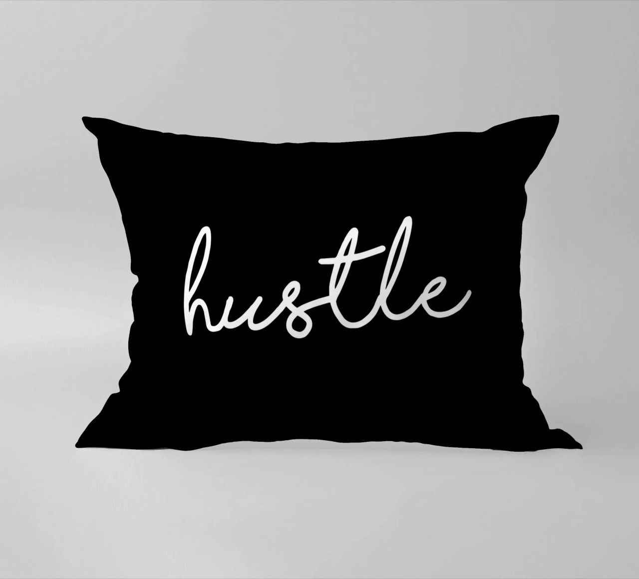Design tipografico Hustle in bianco e nero monocromatico cuscino da THE MOTIVATED TYPE