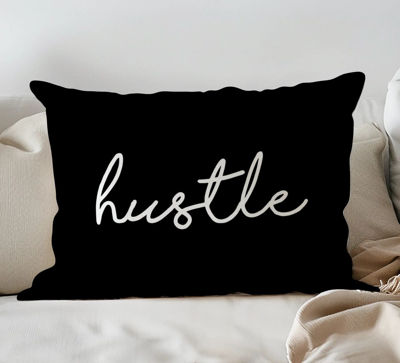 Design tipografico Hustle in bianco e nero monocromatico cuscino da THE MOTIVATED TYPE