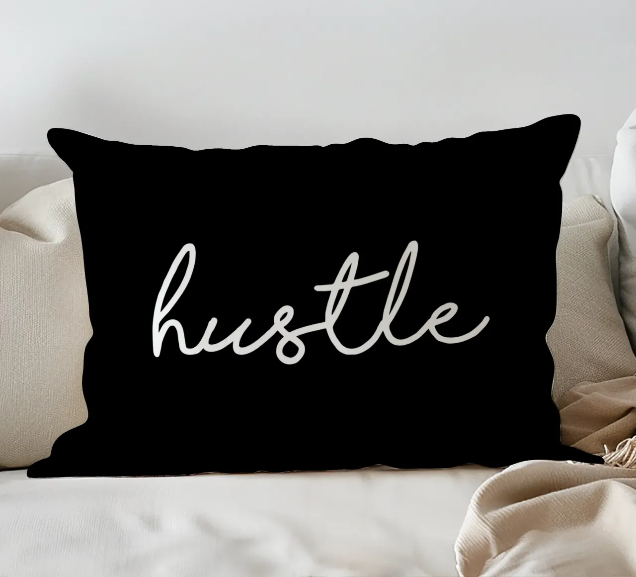 Hustle typografie ontwerp in zwart-wit monochroom kussen van THE MOTIVATED TYPE