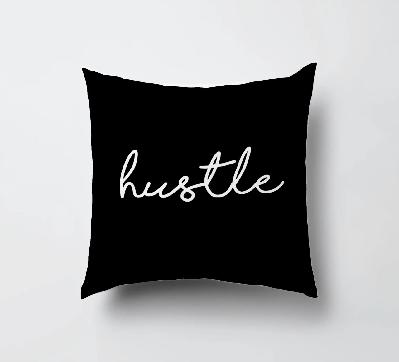 Design tipografico Hustle in bianco e nero monocromatico cuscino da THE MOTIVATED TYPE
