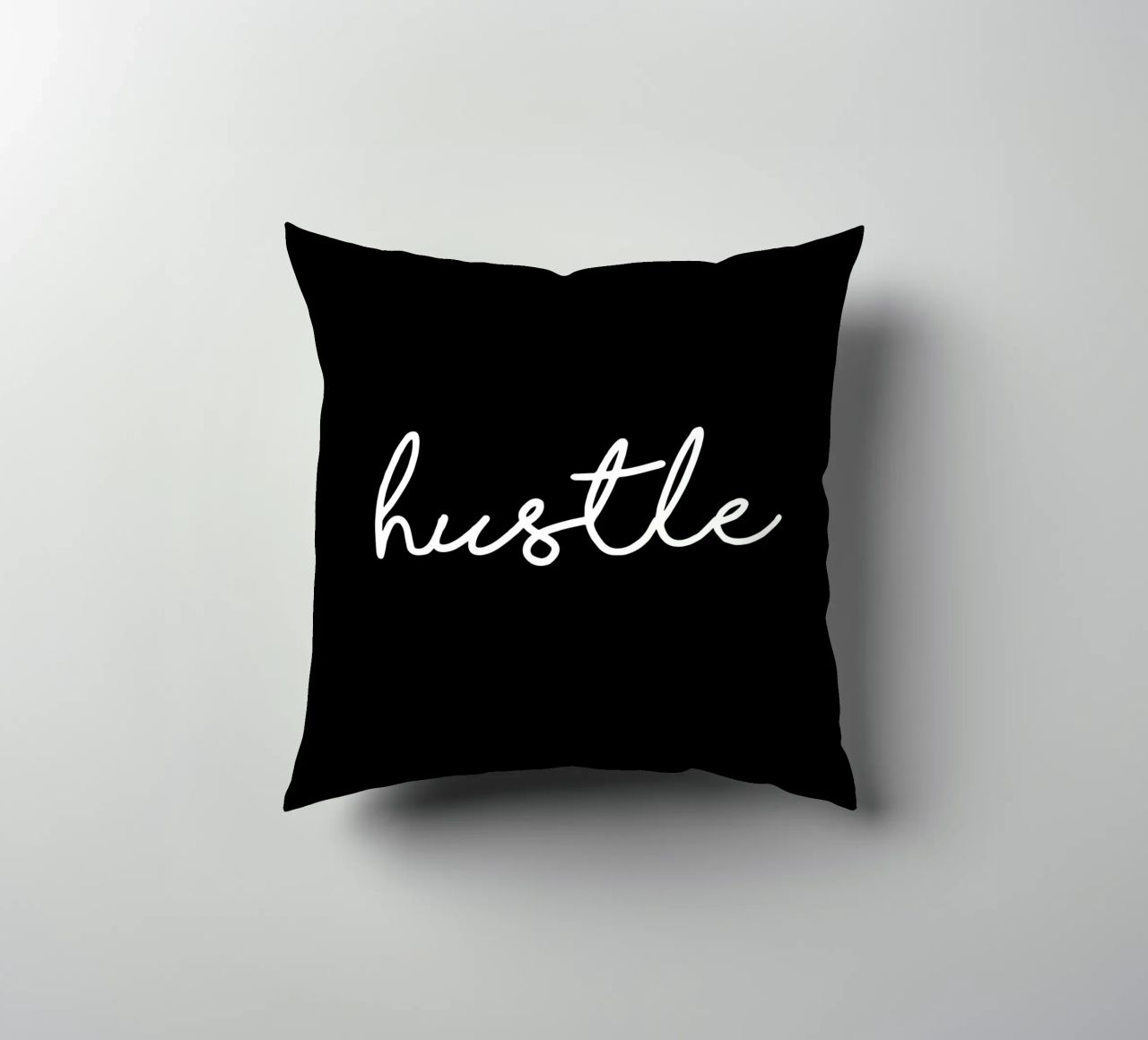 Design tipografico Hustle in bianco e nero monocromatico cuscino da THE MOTIVATED TYPE