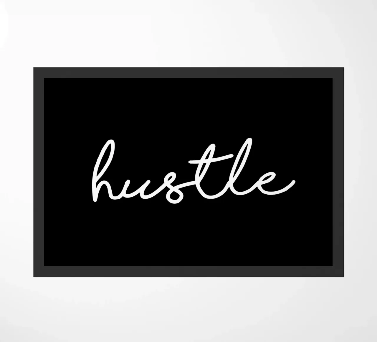 Diseño tipográfico Hustle en blanco y negro monocromo felpudo de THE MOTIVATED TYPE