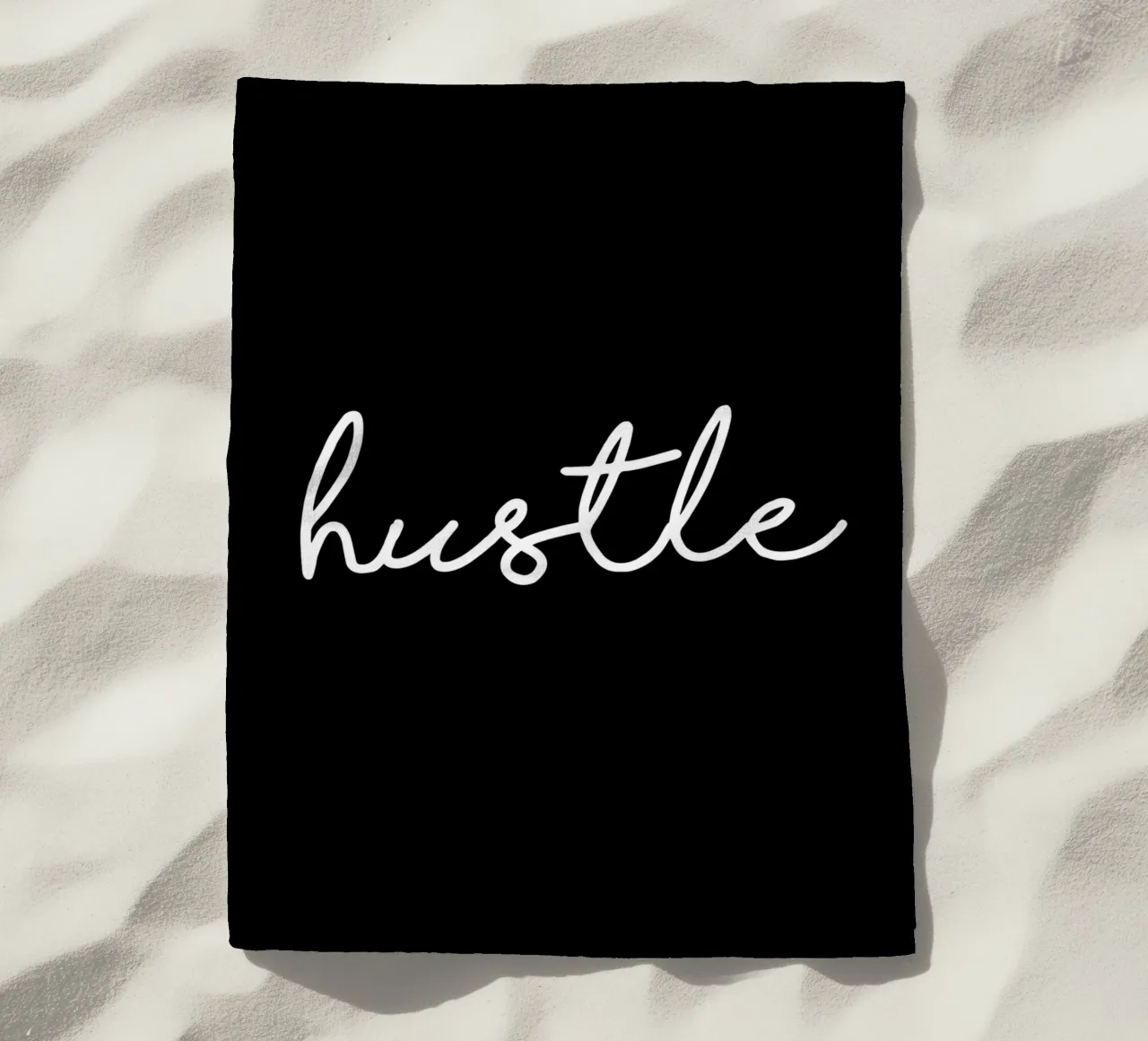 Diseño tipográfico Hustle en blanco y negro monocromo toalla de playa de THE MOTIVATED TYPE