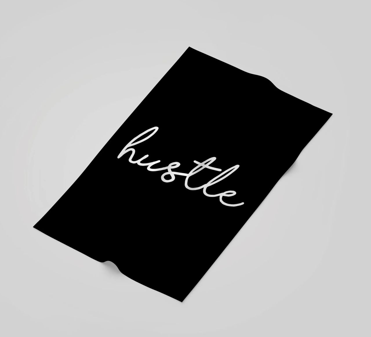 Design tipografico Hustle in bianco e nero monocromatico telo mare da THE MOTIVATED TYPE