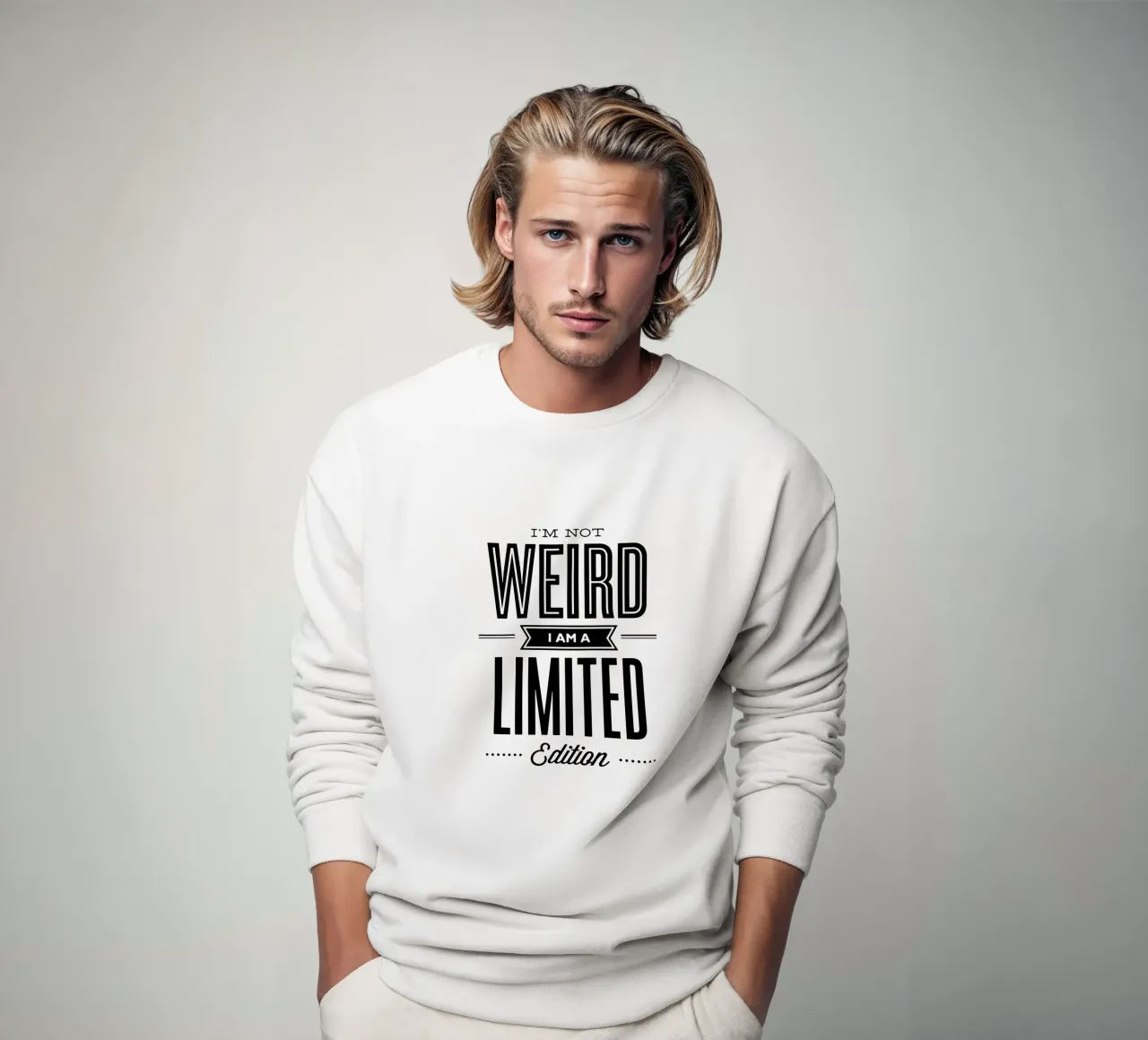 Non sono strano, sono un design tipografico in edizione limitata felpa da THE MOTIVATED TYPE