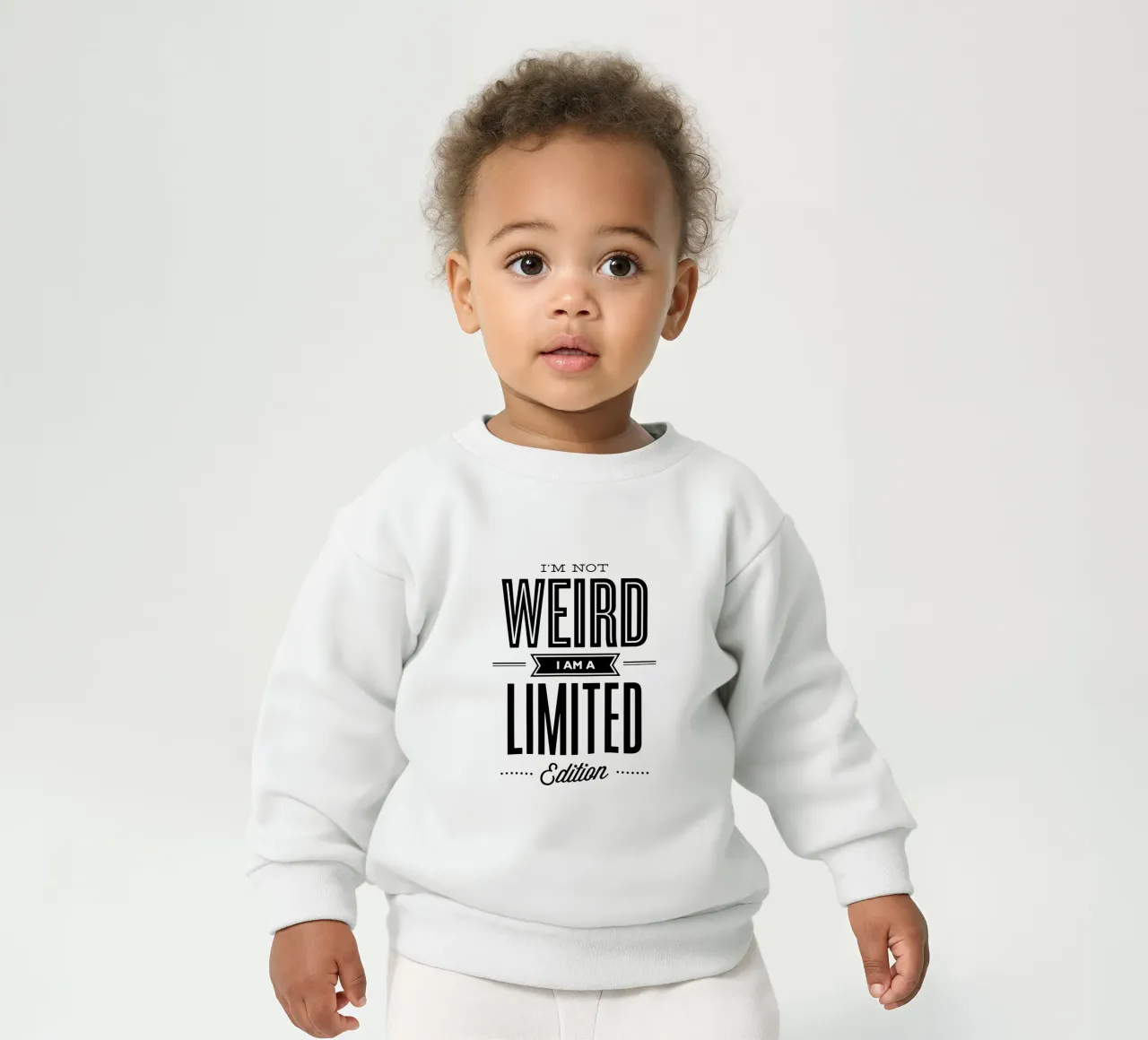 Non sono strano, sono un design tipografico in edizione limitata felpa neonato da THE MOTIVATED TYPE