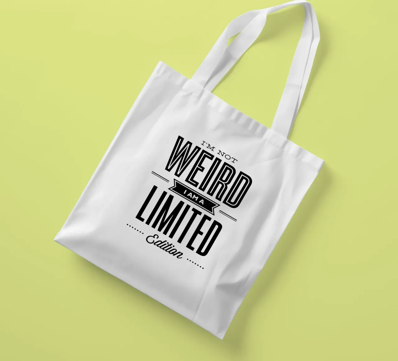 Non sono strano, sono un design tipografico in edizione limitata borsa in juta da THE MOTIVATED TYPE