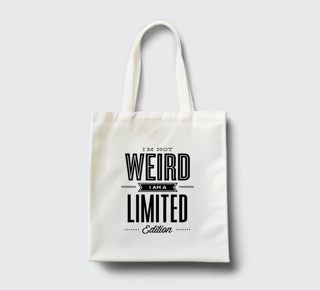 Non sono strano, sono un design tipografico in edizione limitata borsa in juta da THE MOTIVATED TYPE