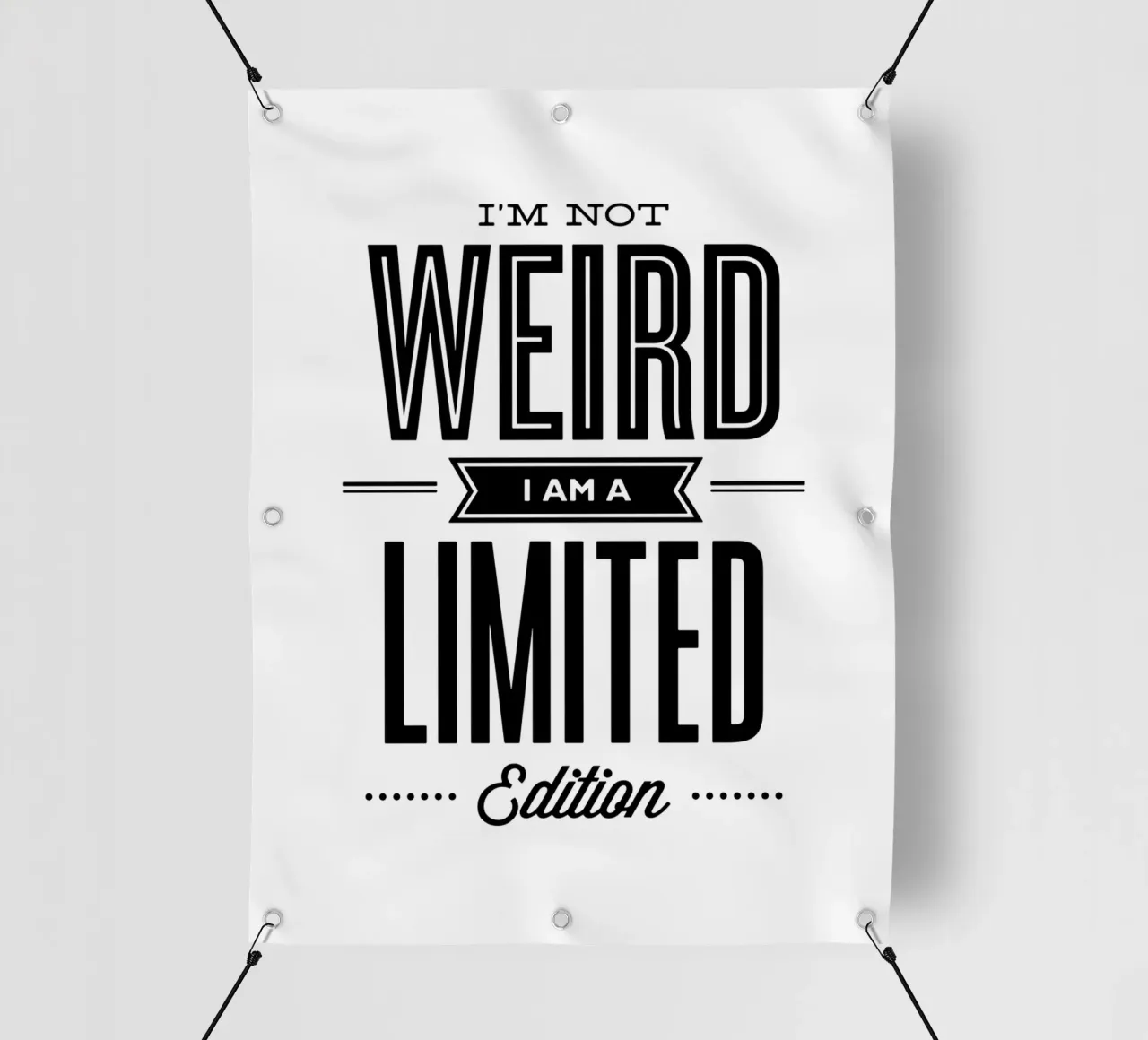 Non sono strano, sono un design tipografico in edizione limitata telo in pvc da THE MOTIVATED TYPE