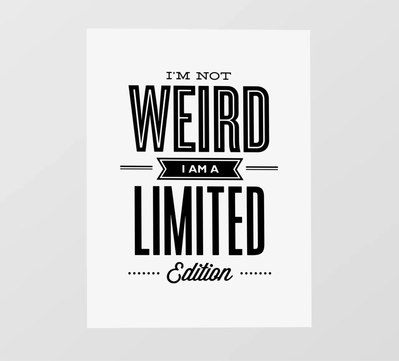 Non sono strano, sono un design tipografico in edizione limitata telo in pvc da THE MOTIVATED TYPE