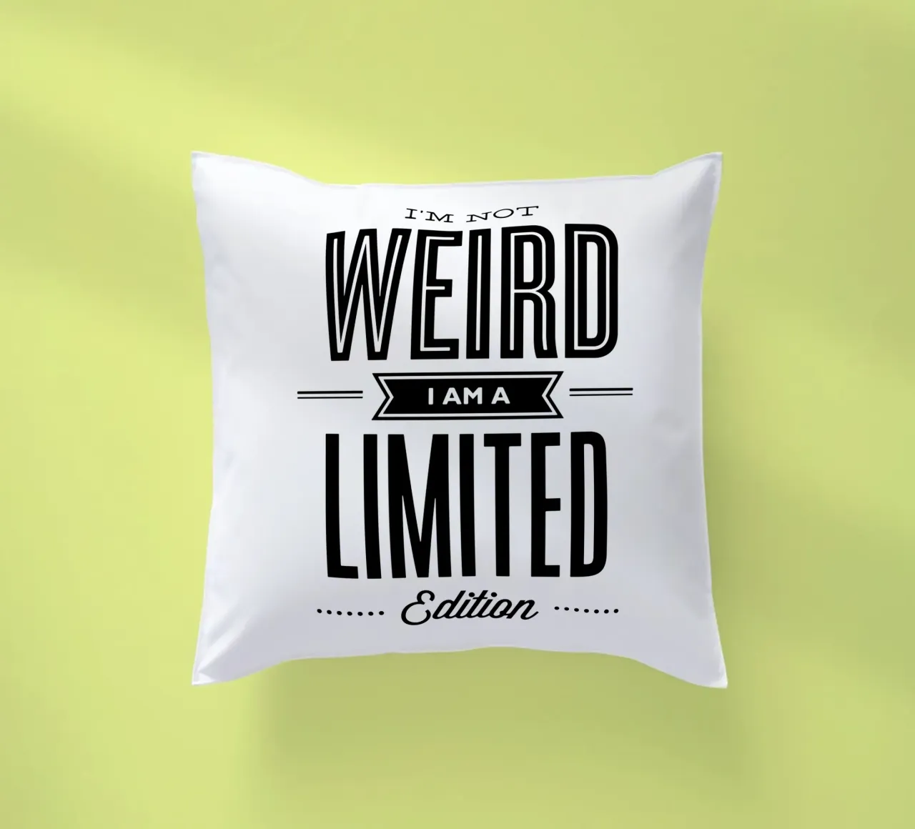 Non sono strano, sono un design tipografico in edizione limitata cuscino da THE MOTIVATED TYPE