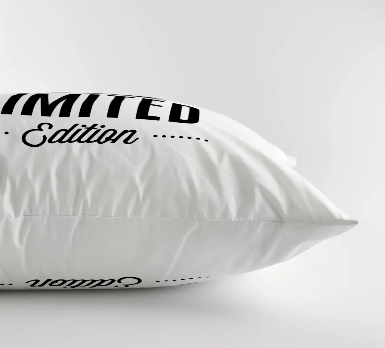 Non sono strano, sono un design tipografico in edizione limitata cuscino da THE MOTIVATED TYPE