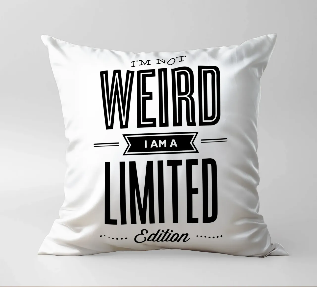 Non sono strano, sono un design tipografico in edizione limitata cuscino da THE MOTIVATED TYPE