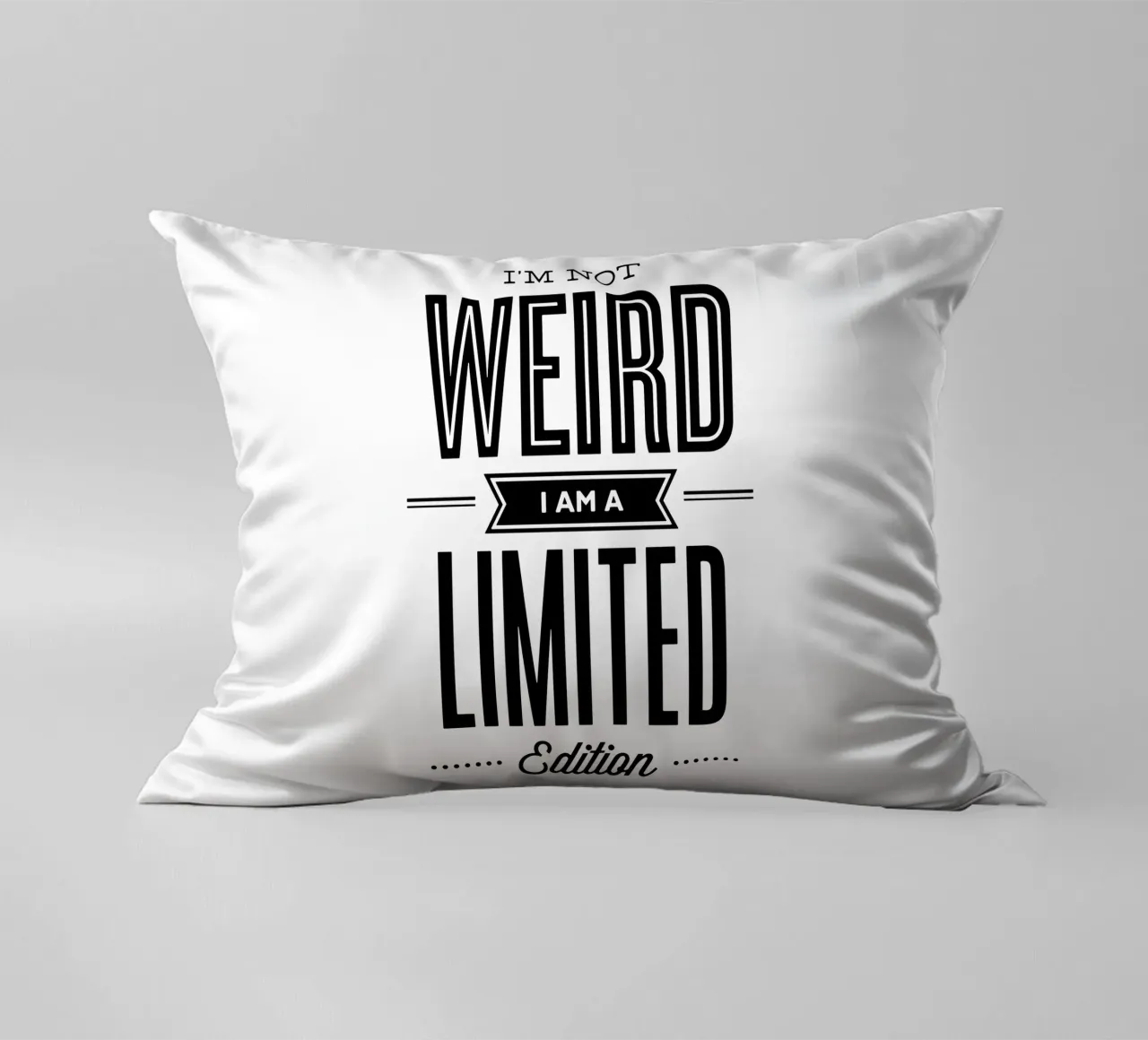 Non sono strano, sono un design tipografico in edizione limitata cuscino da THE MOTIVATED TYPE