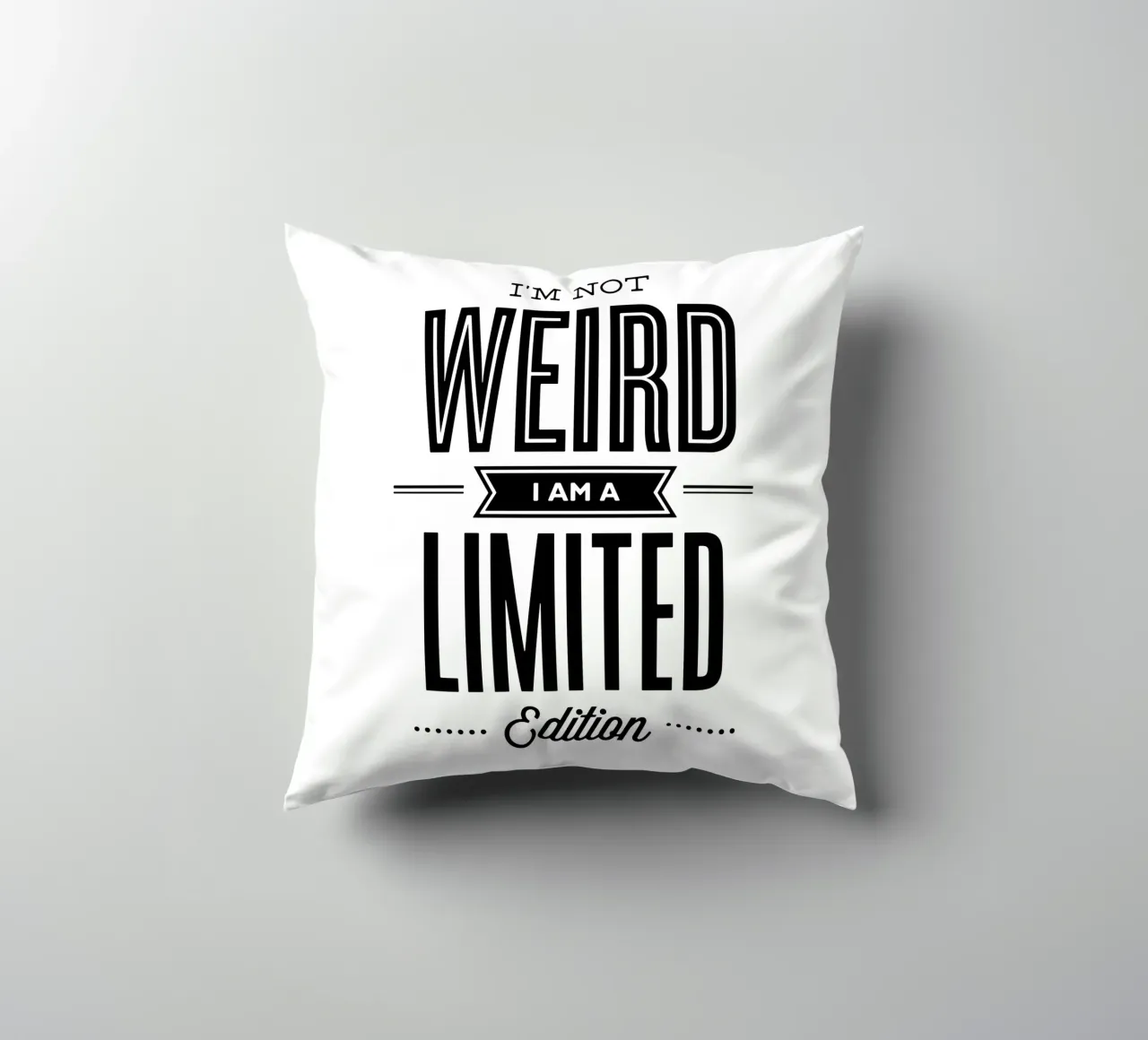 Non sono strano, sono un design tipografico in edizione limitata cuscino da THE MOTIVATED TYPE