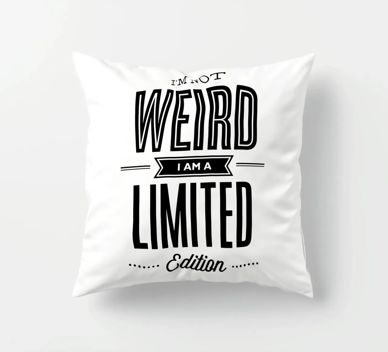 Non sono strano, sono un design tipografico in edizione limitata cuscino da THE MOTIVATED TYPE