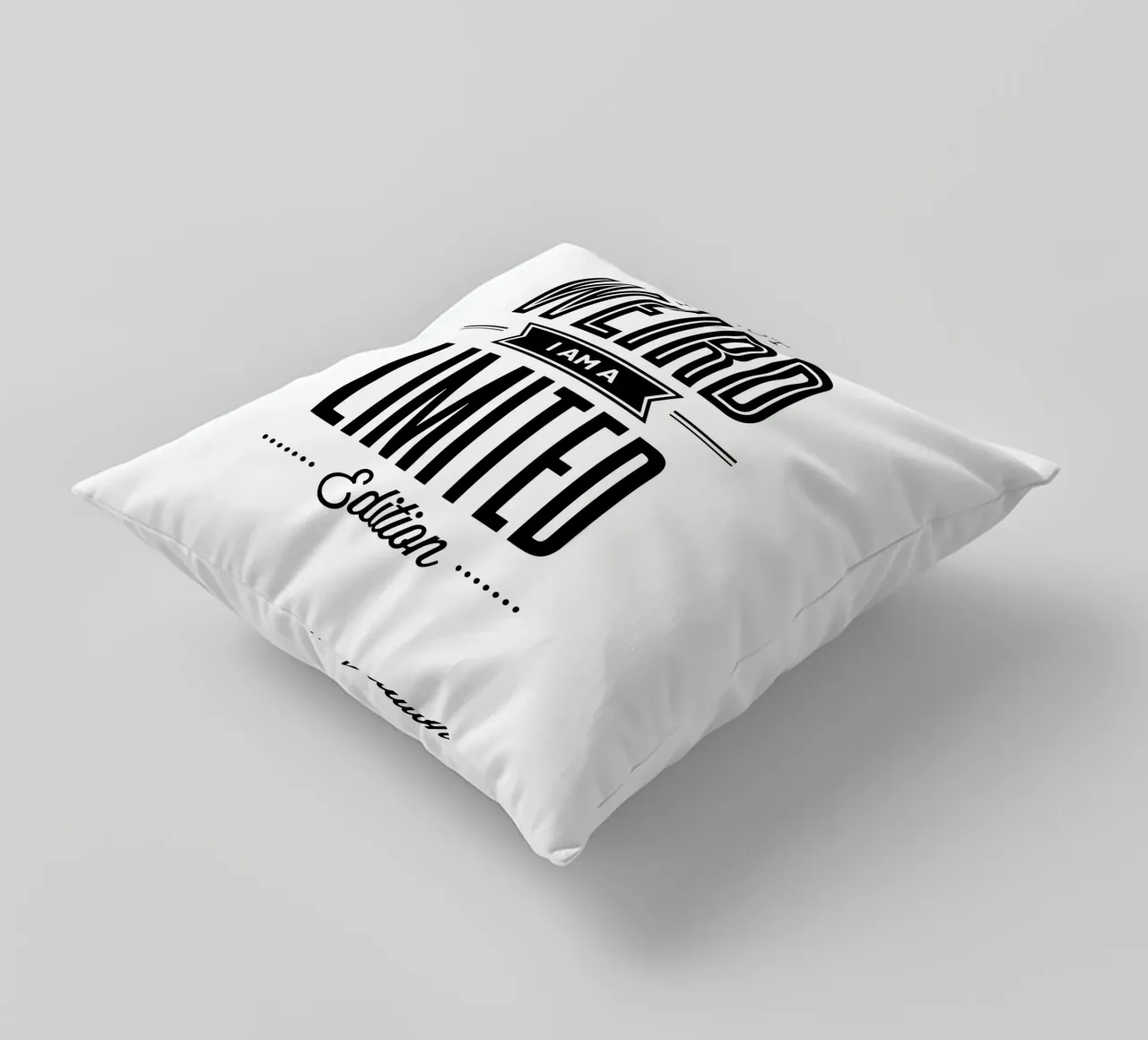 Non sono strano, sono un design tipografico in edizione limitata cuscino da THE MOTIVATED TYPE