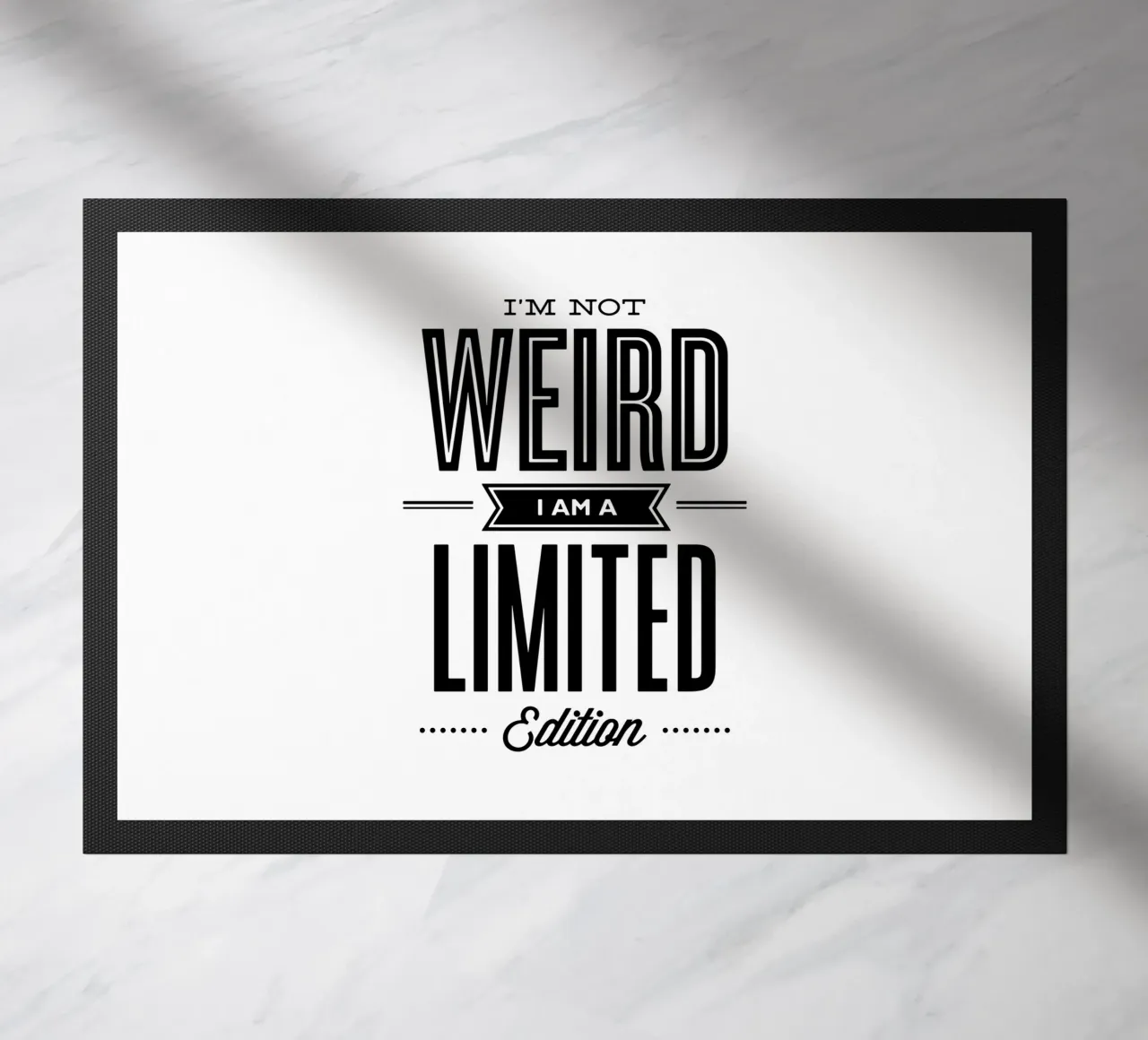 Non sono strano, sono un design tipografico in edizione limitata zerbino da THE MOTIVATED TYPE