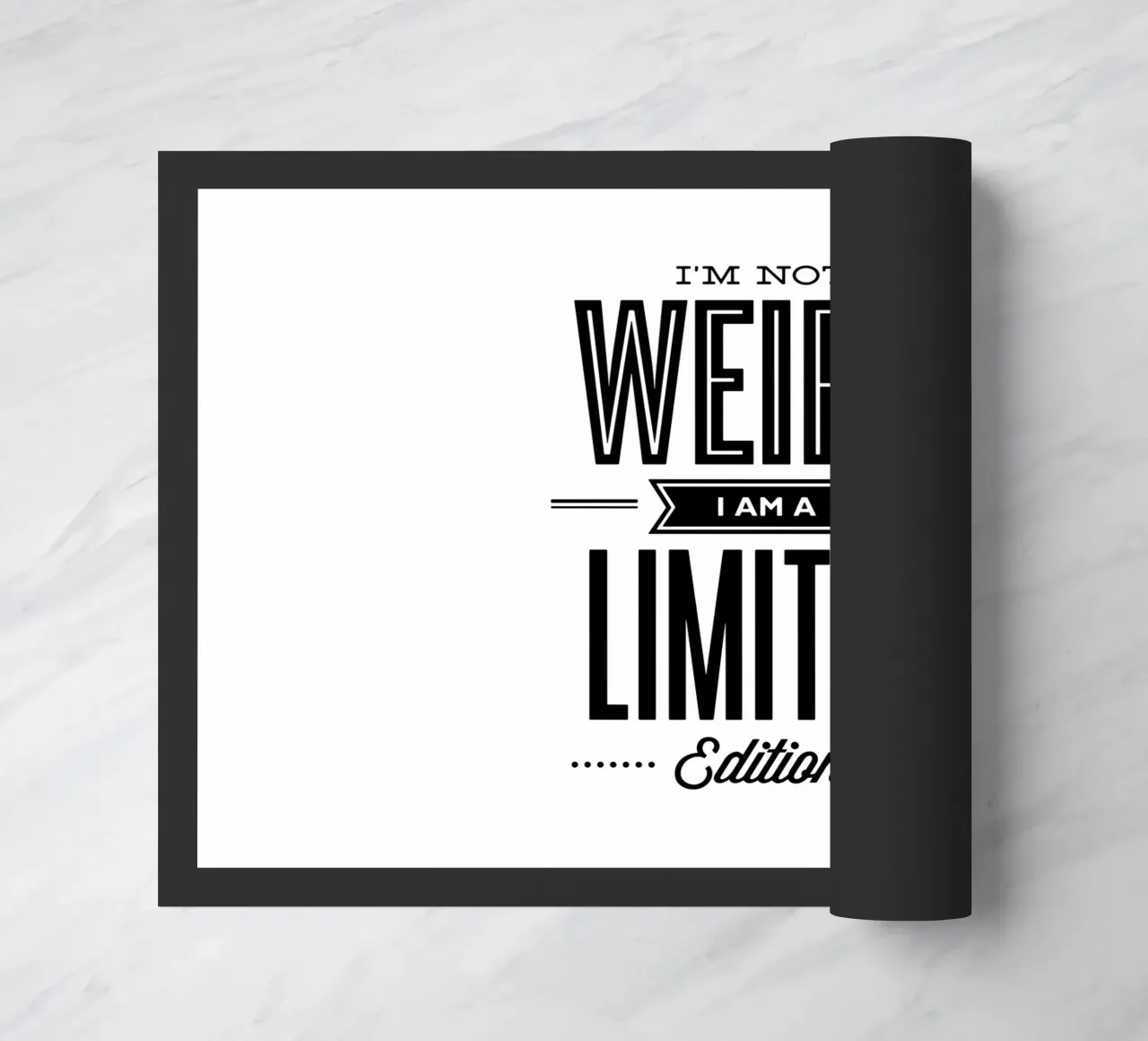 Non sono strano, sono un design tipografico in edizione limitata zerbino da THE MOTIVATED TYPE