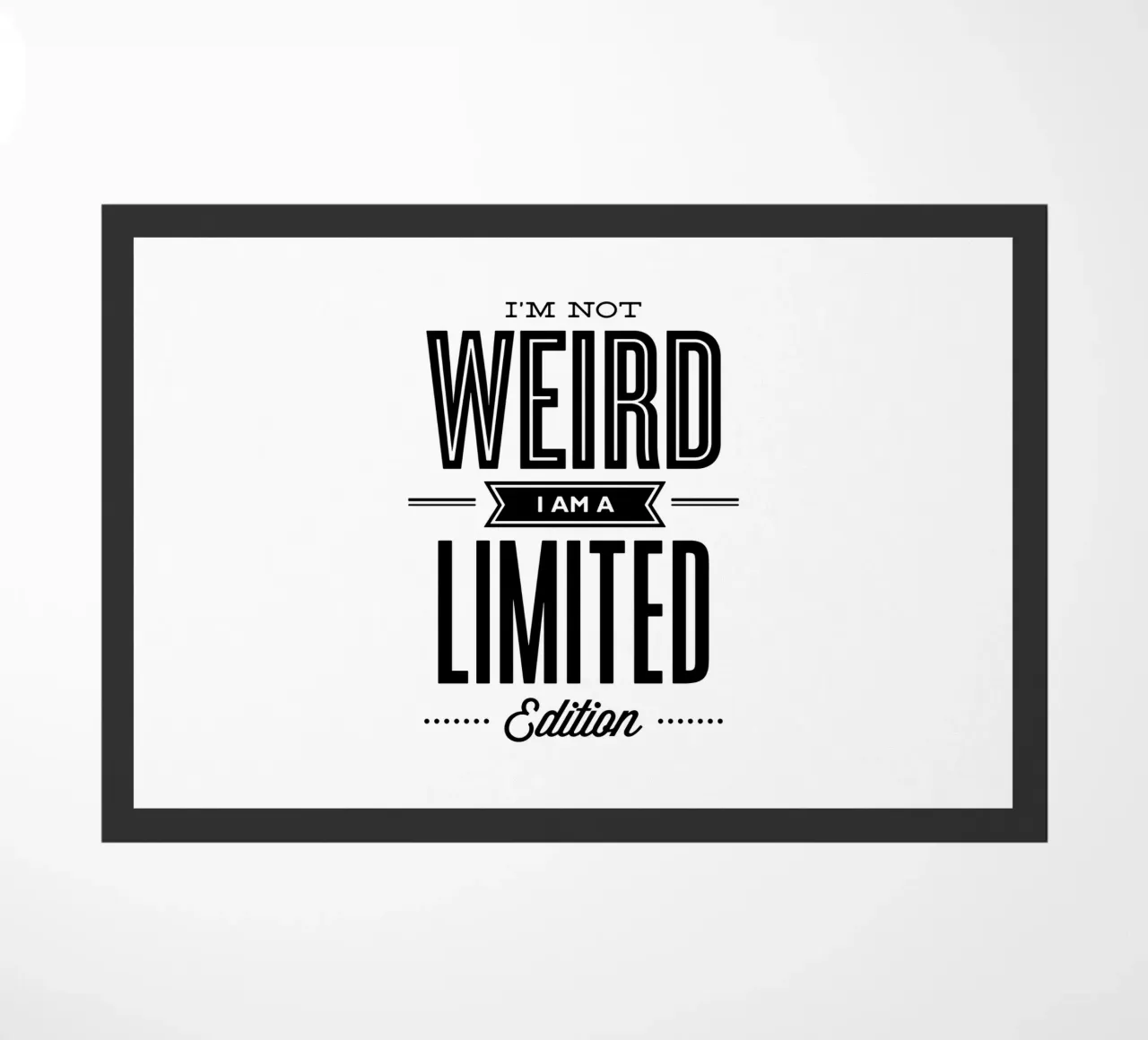 Non sono strano, sono un design tipografico in edizione limitata zerbino da THE MOTIVATED TYPE